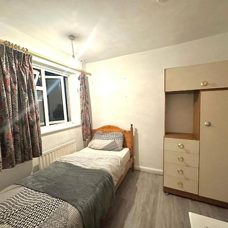 Stevenage Town Centre Hostel - Budget Single Room Екстер'єр фото