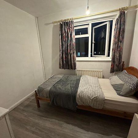 Stevenage Town Centre Hostel - Budget Single Room Екстер'єр фото