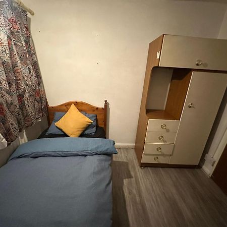 Stevenage Town Centre Hostel - Budget Single Room Екстер'єр фото