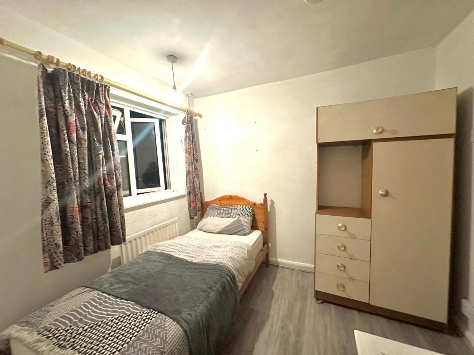 Stevenage Town Centre Hostel - Budget Single Room Екстер'єр фото