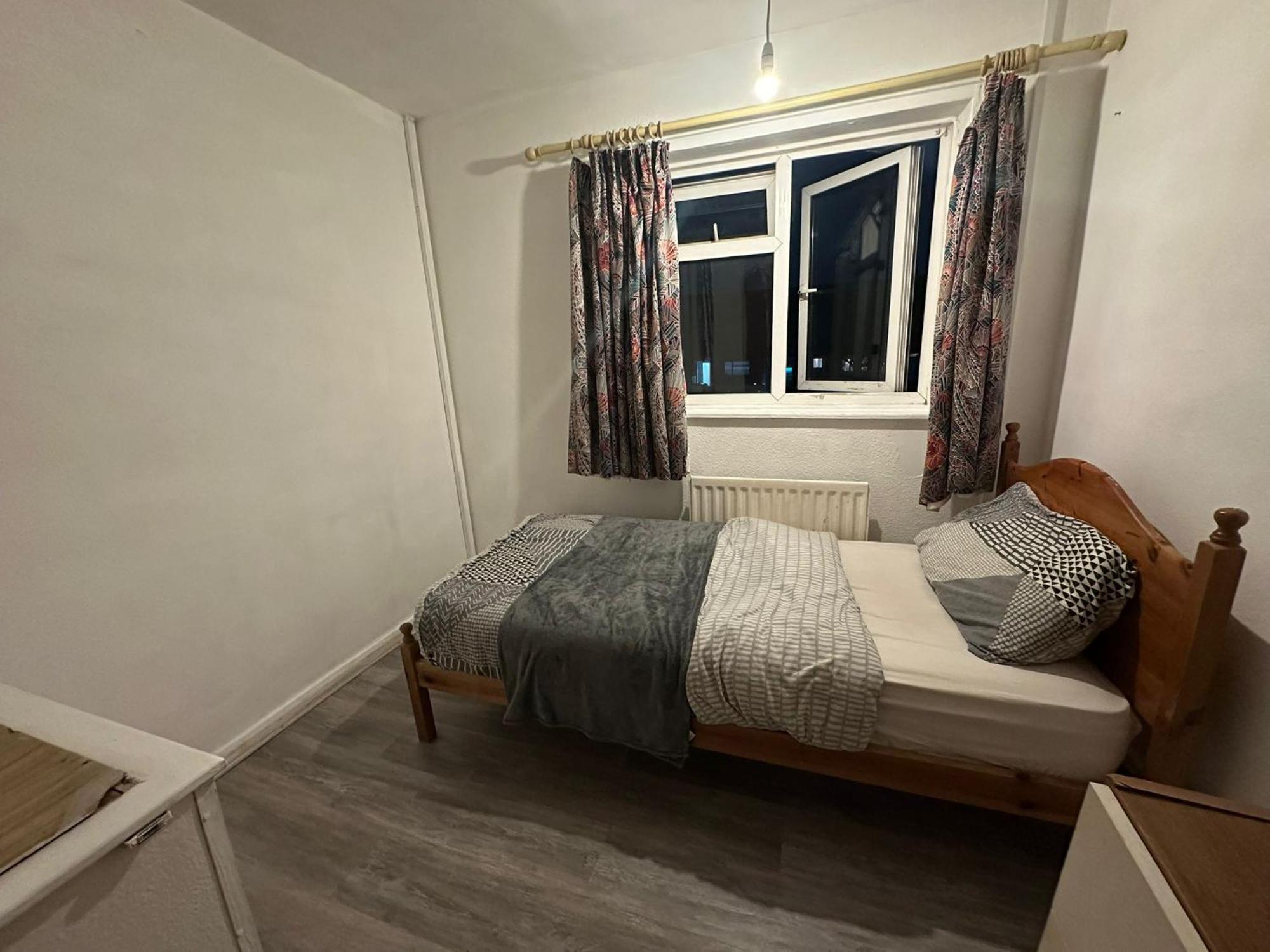 Stevenage Town Centre Hostel - Budget Single Room Екстер'єр фото